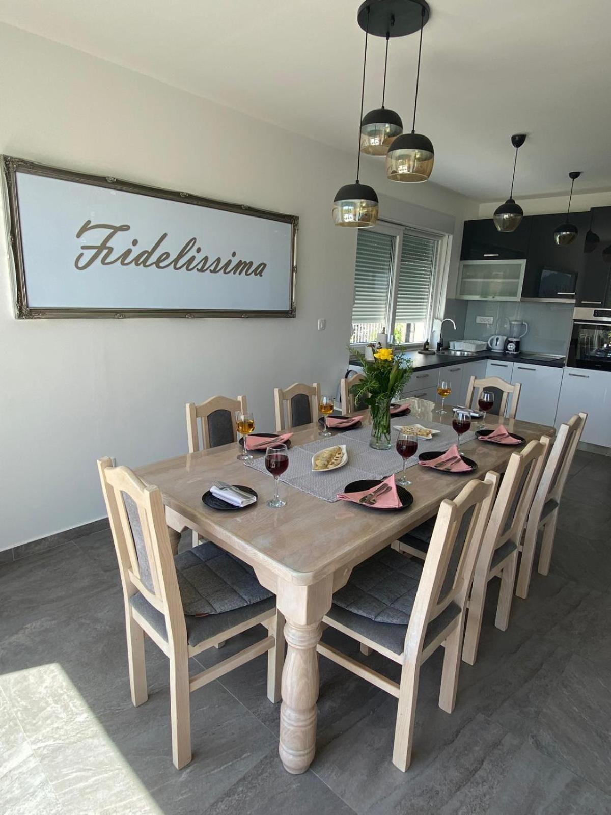 Villa Fidelissima Kaštela Exteriör bild